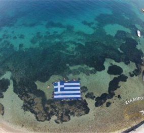 Στη Σάμο η μεγαλύτερη ελληνική σημαία (70τ.μ) κάτω από την επιφάνεια της θάλασσας - Χρειάστηκαν 19 δύτες για να την τοποθετήσουν!