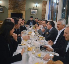 Μια γυναίκα ρε παιδιααά: Φωτό από το δείπνο Σαμαρά με 14 νέους άνδρες βουλευτές της ΝΔ & μια... Νίκη! 