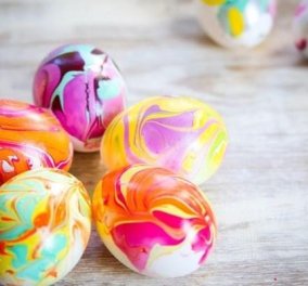 Βάψτε τα αυγά σας φέτος με χρώματα από τη φύση: Με παντζάρι, κόκκινο λάχανο, κουρκουμά, κρεμμύδι! 