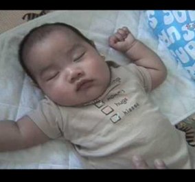 Μπαμπάς για υιοθεσία: δείτε πως καταφέρνει να κοιμήσει το μωρό σε 1 λεπτό - θέλει φαντασία! 