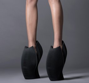 Η αρχιτέκτων που συναρπάζει τον πλανήτη - Η Ζάχα Χαντίντ σχεδίασε παπούτσια 3D υπερπαραγωγή & ξετρελαίνει τις γυναίκες! (φωτό & βίντεο)