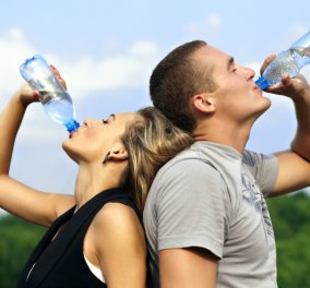 Δεν πίνετε αρκετό νερό; Δείτε 5 έξυπνους τρόπους για να το κάνετε πιο νόστιμο & από χυμό!