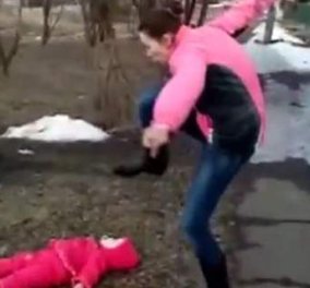 Φρίκη στη Ρωσία - Μητέρα ποδοποτάει το μωρό της μπροστά & σοκάρει την υφήλιο (βίντεο)