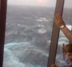 Video... θρίλερ με τον εγκλωβισμό εκατοντάδων επιβατών πλοίου σε κυκλώνα στην Αυστραλία