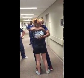 Βίντεο: Νοσοκόμα βλέπει παράλυτη ασθενή της να περπατά και ξεσπάει σε κλάματα