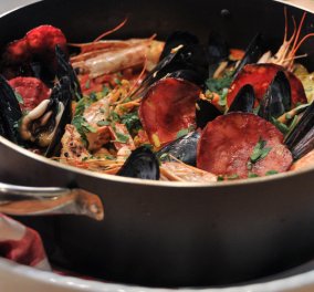 Πεντανόστιμη Paella από την... καρδιά της Ισπανίας μας προτείνει ο ωραίος μας σεφ Άκης Πετετζίκης