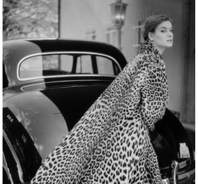 Vintage Beauty Pic: Το άγνωστο μοντέλο Lo Olscher στην ''Ιστορική'' φωτογραφία μόδας του 1954 με τιγρέ παλτό & κούρσα εποχής