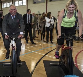 Smile: Ξέφρενο πεντάλ του Πρίγκηπα Κάρολου που ανέβηκε σε στατικό ποδήλατο με το κουστούμι του (Βίντεο)
