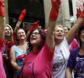 Οι καθαρίστριες χορεύουν έξω από το Υπ. Οικονομικών - Κατρούγκαλος & Βαλαβάνη συγκινημένη στο πλάι τους‏