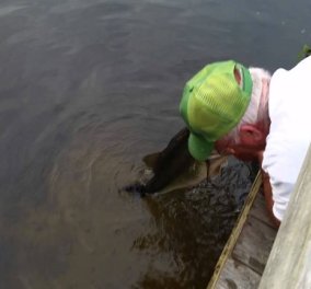 Eκπληκτικό βίντεο: Ναι, αυτός είναι σίγουρα ο καλύτερος ψαράς στον κόσμο