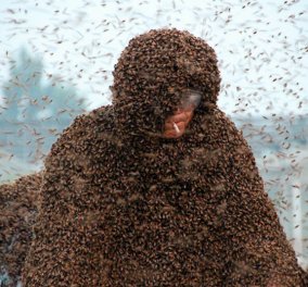 Bάλθηκε να τρελάνει τον κόσμο ο Γκάο Μπινγκούο - Καπνίζει με 1,1 εκ. μέλισσες πάνω στο σώμα του & σπάει τα ρεκόρ Γκίνες