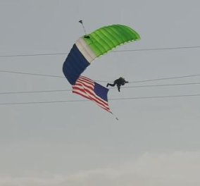 Βίντεο: Άντρας που κάνει skydiving χτυπάει πάνω στα καλώδια ρεύματος και...