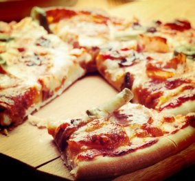 Ο Δημήτρης Σκαρμούτσος φτιάχνει ένα love food: Λαχταριστή Ιταλική πίτσα ναπολιτάνα με λαχανικά & καπνιστό τυρί