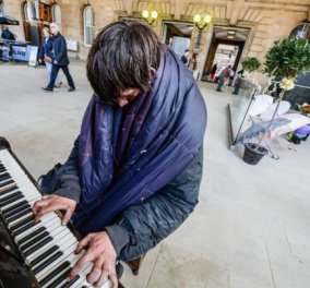 Άστεγος παίζει πιάνο στο Μετρό του Νιουκάστλ και συγκινεί! (βίντεο)