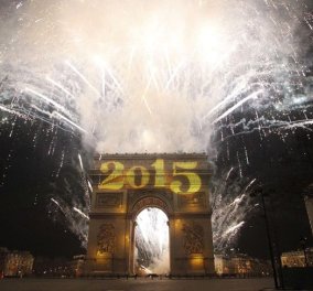 Παρίσι : Νύχτα παραμυθένια με 600.000 ανθρώπους να υποδέχονται στην κατάφωτη Champs- Elysees  το 2015 (βίντεο & φωτό)