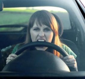  Βίντεο: Αυτή η γυναίκα δεν μπορεί να βρει πώς θα βάλει βενζίνη!