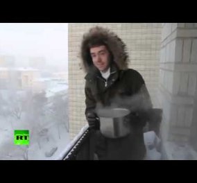 Το τρελό πείραμα στη Ρωσία - Πέταξαν βραστό νερό στους - 41 βαθμούς Κελσίου! Δείτε το βίντεο!