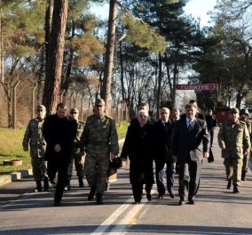 Στα σύνορα με την Τουρκία ο Αντώνης Σαμαράς - πέρασε πεζός απέναντι για να ευχηθεί στους Τούρκους στρατιώτες
