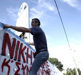 Αγκαλιές, κλάμματα και ελληνικές σημαίες από τους πρώην εργαζόμενους της ΕΡΤ 