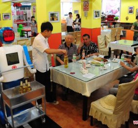 30 ρομπότ μαγειρεύουν και σερβίρουν σε ένα εστιατόριο στην Κίνα - Πως θα σας φαινόταν;