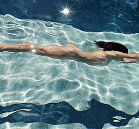 Σέξυ γοργόνα η Χίλαρι Σουάνκ κολυμπάει γυμνή στα κρυστάλλινα νερά πισίνας - Φωτογράφιση για το γερμανικό περιοδικό Interview! (φωτό)