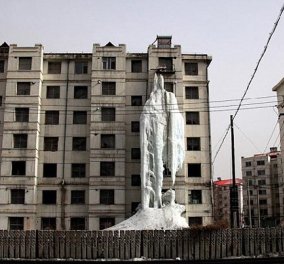 Εκπληκτικό: Παγωμένος καταρράκτης κοσμεί στην πρόσοψη κτηρίου στην Κίνα! Δεν θα πιστεύετε από τι δημιουργήθηκε