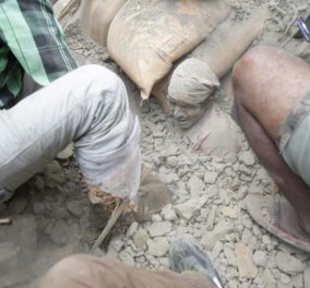 Νεπάλ σεισμός: Συγκλονιστικές εικόνες & βίντεο από την μαμούθ 7,9 δόνηση που αφήνει νεκρούς & ερείπια 