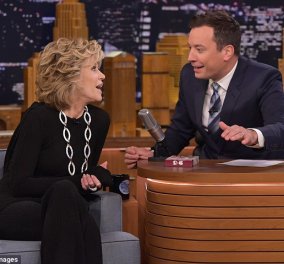 Jane Fonda η απόλυτη θέα στα 77: Με κολλητό μαύρο - σικ σύνολο βγήκε σε εκπομπή & σάρωσε