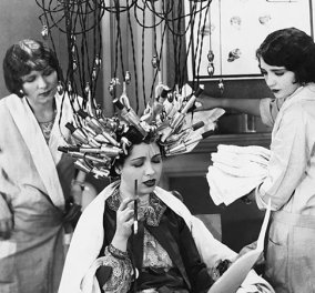 Vintage Story: Όταν το 1938 οι γυναίκες ξεκίνησαν να συχνάζουν στα Ινστιτούτα Καλλονής της Αθήνας - Γιατί φορούσαν κουκούλες; (Φωτό) 