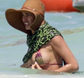 Κάτι τρέχει με την Ιρίνα Σάικ - Εμφανίστηκε να κολυμπάει στο Μεξικό με μικροσκοπικό μπικίνι και δεν δείχνει να το απολαμβάνει!