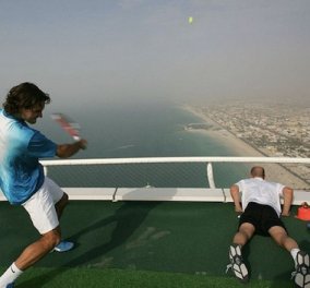 Oυάου! Ο Φέντερερ & ο Αγκάσι παίζουν τένις στο πιο ψηλό γήπεδο του κόσμου - Δείτε τους