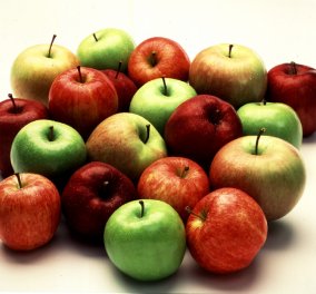 Μήλα, φράουλες, τυρί - Αυτές είναι οι τροφές για λαμπερό χαμόγελο!