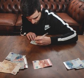 Εσάς, σας πάει καρδιά; Ο Στέφανος Ανδρεάδης κάνει τα χαρτονομίσματα καμβά για την τέχνη του και μετά τα… ξοδεύει! (φωτό)