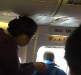 Bίντεο: Άνοιξε την έξοδο κινδύνου του αεροπλάνου για να... πάρει αέρα!