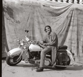 Τζορτζ Κλούνει: Τον γύρο του κόσμου αδημοσίευτες φωτό του όταν ήταν 28χρονων: Μαλλιάς, γόης με μοτοσυκλέτα