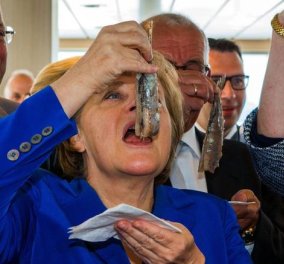 Αμάσητη την κατάπιε τη ρέγγα η Μέρκελ! Καρέ - καρέ η λαίμαργη ''σιδηρά κυρία'' καθώς κατεβάζει ολόκληρο ψάρι‏ 