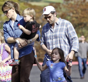 To photo album της Jennifer Garner που σήμερα κλείνει τα 43: Μια αντιστάρ με 3 παιδιά & έναν γόη σύζυγο!