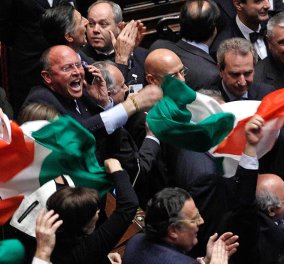Ρωμαϊκή αρένα η ιταλική Βουλή: Δείτε μπουνιές, κλωτσιές μεταξύ βουλευτών αλλά «ευγενικά» (φωτό & βίντεο)
