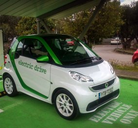 Good News: Tο πρώτο αυτοκίνητο μπήκε στην πρίζα με φορτιστή ηλιακής ενέργειας που έφτιαξαν Έλληνες φοιτητές 