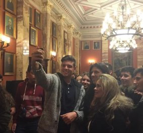 Oι selfies της Ζ. Κωνσταντοπούλου με μαθητές! Σε μεγάλα κέφια η Πρόεδρος της Βουλής! (φωτό)
