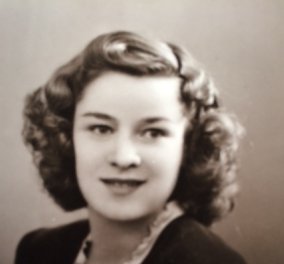 Vintage Beauty Pic: Γιατί η θεία μου, Αγγελική Νικολοπούλου, παραμένει το πρότυπο της κλασσικής ομορφιάς χωρίς πολλά φρου - φρου!