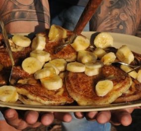 Ο Άκης Πετρετζίκης μας λέει καλημέρα σερβίροντας μας πεντανόστιμα pancakes με μπανάνες! Πως να μην σου πάει καλά η μέρα μετά!