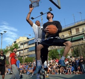 Ο Γιάννης Αντετοκούνμπο παίζει μπάσκετ στο ανοιχτό της παλιάς του γειτονιάς‏