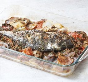 Η Αργυρώ δημιουργεί: Ψάρι με μελωμένες πατάτες σε σάλτσα ντομάτας και μυρωδικών