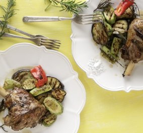 Αρνάκι με ψητά λαχανικά του Άκη Πετρετζίκη - Η καλοκαιρινή version του all time classic πιάτου