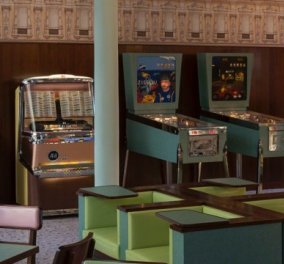 Φανταστικό vintage bar με ποδοσφαιράκια & juke box έφτιαξε η Prada στην καρδιά του Μιλάνου 