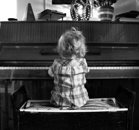 Make your day! Δυο τρισχαριτωμένοι μικρούληδες βιρτουόζοι στο πιάνο & την κιθάρα 