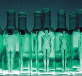Τα ''εμφιαλωμένα σώματα'' του Τάσου Βρεττού: Η πρωτοποριακή φωτογράφηση ενός μεγάλου καλλιτέχνη