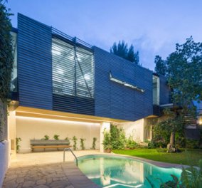 Το κορυφαίο site design εκθειάζει μια Ελληνική κατοικία στην Αθήνα - Πισίνα πάνω από το γκαράζ
