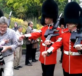 Smile video: Όταν ένας τουρίστας μπλέχτηκε κατά λάθος στην φρουρά της Βασίλισσας